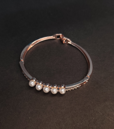 Elegant Rose Gold Bracelet with Pearl