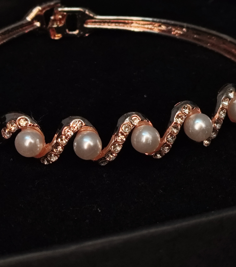 Elegant Rose Gold Wave Bracelet with Pearl