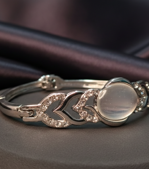 Trendy Silver-Plated Bracelet with One Oval Stone