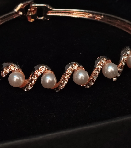 Elegant Rose Gold Wave Bracelet with Pearl