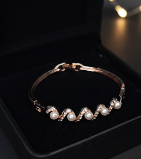 Elegant Rose Gold Wave Bracelet with Pearl