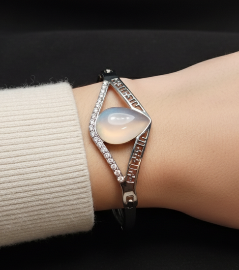 Trendy Silver-Plated Bracelet with Single Stone