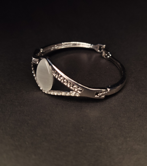 Trendy Silver-Plated Bracelet with Single Stone