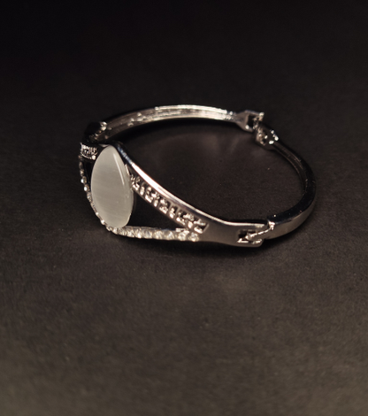 Trendy Silver-Plated Bracelet with Single Stone